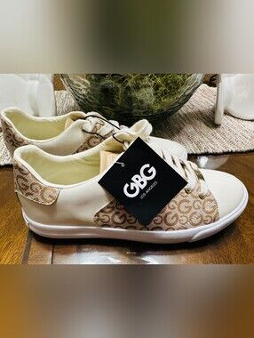 NWT GBG Los Angeles Cream & Tan Logo Low-Top Sneakers / WOMEN'S 8.5